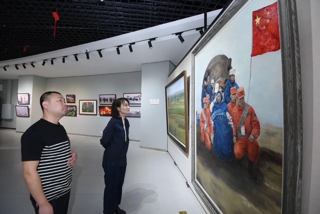 “蒙古马精神——内蒙古美术摄影作品展”在通辽市美术馆举办